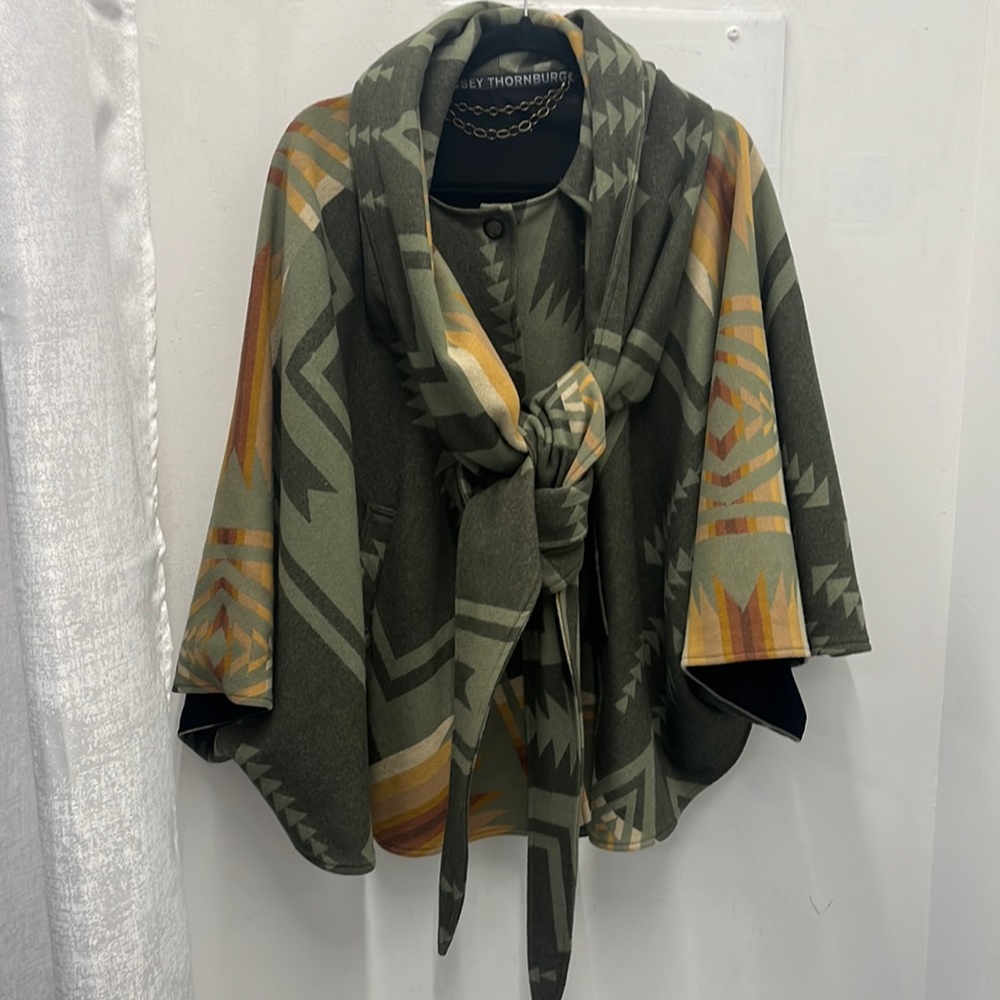 Lindsey Thornburg wool/silk blend hooded cape 2 snap closure great condition